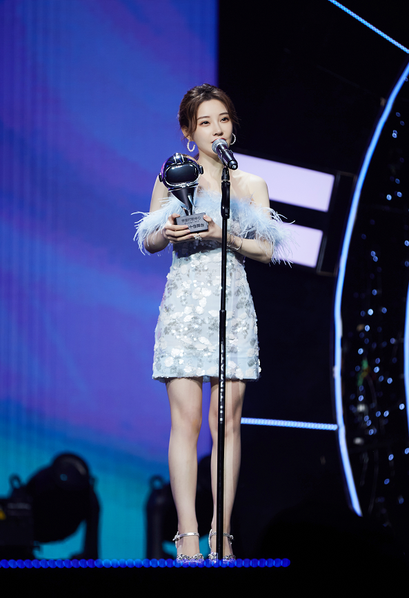 冯提莫认真打扮真美!穿露肩短裙秀出"月牙腿",看着比00后还显嫩