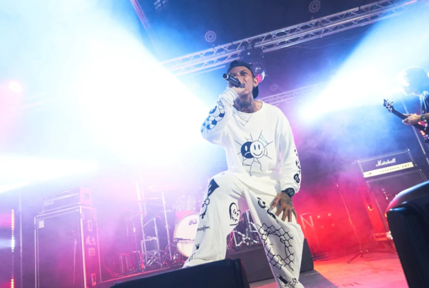 台湾乐团主唱半裸陈尸爱河,终年28岁,4年前曾留有酒驾案底