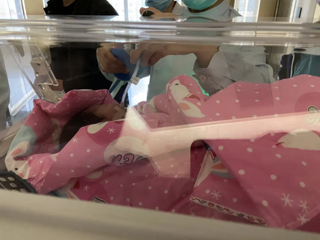 马秋艳主任亲自会诊并指导医护人员第一时间置婴儿于保温箱内进行保暖