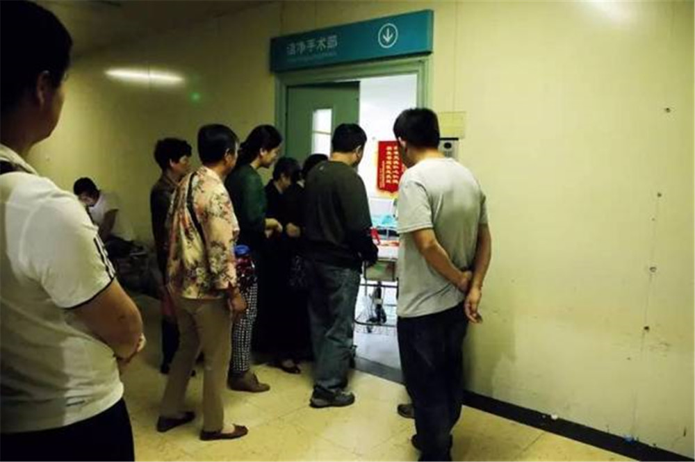 二胎又生儿子!产房门外,想拥有"小棉袄"的爸爸们表情真有意思