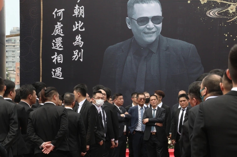 江湖大佬陈建文追悼会250辆百万豪车出动崩牙驹送花圈