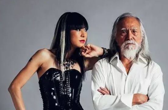 王德顺在七八十岁的年龄依然能够成为一个走秀模特,她的女儿王遒也并
