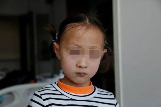 见到然然的第一眼,就可以明显看出她和正常的孩子不同:发紫的嘴唇,杵