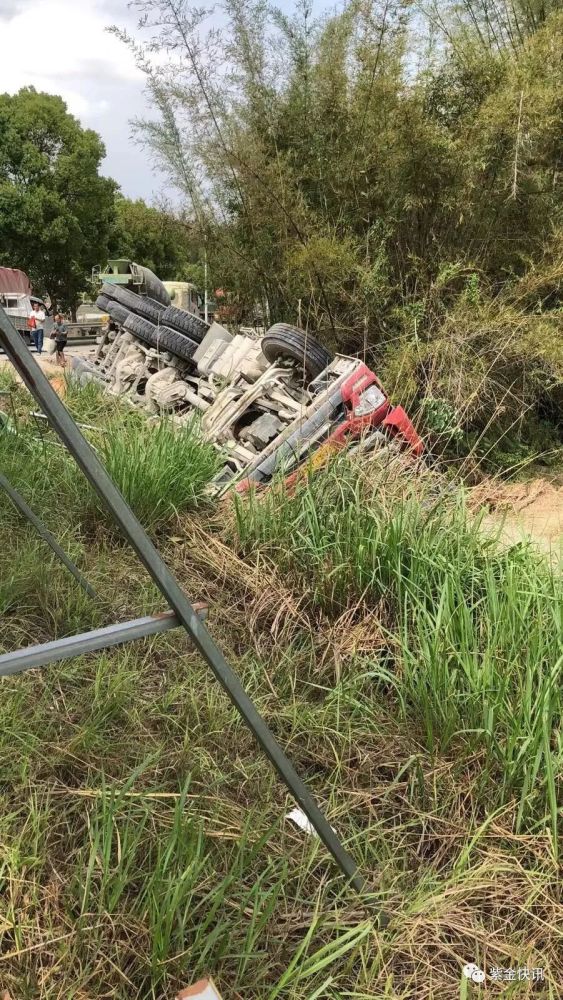 紫金一大型货车发生侧翻现场