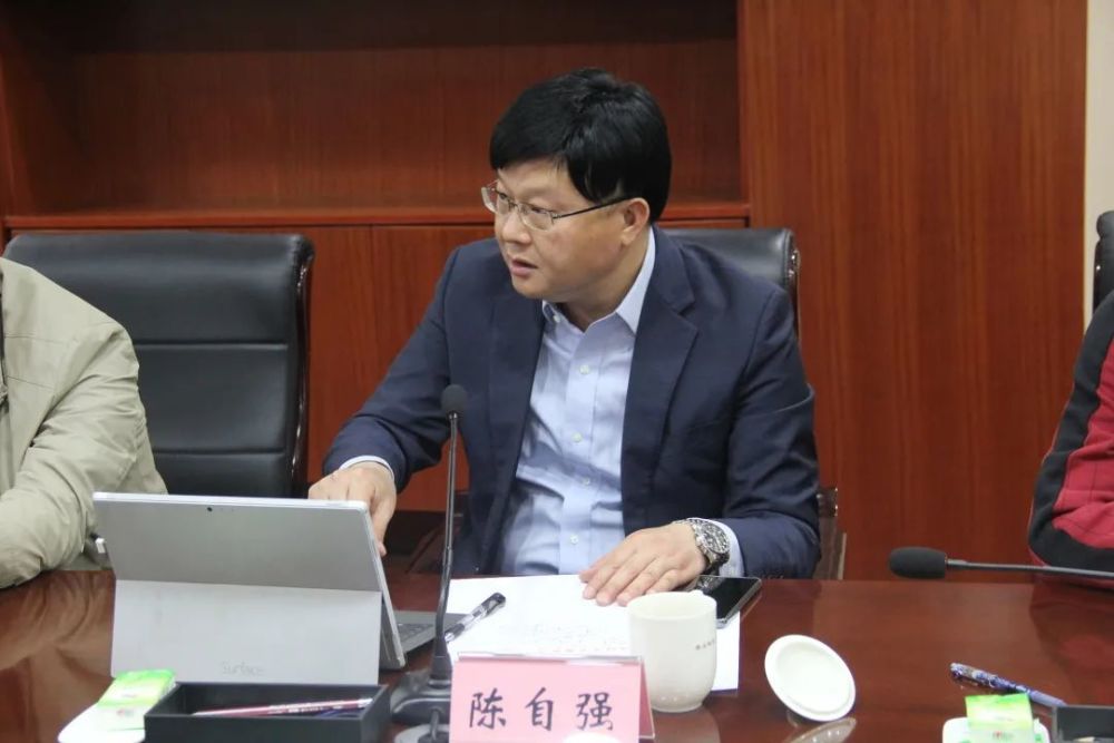 教授胡东飞,讲师罗维鹏,西南石油大学法学院副教授陈自强受邀参会