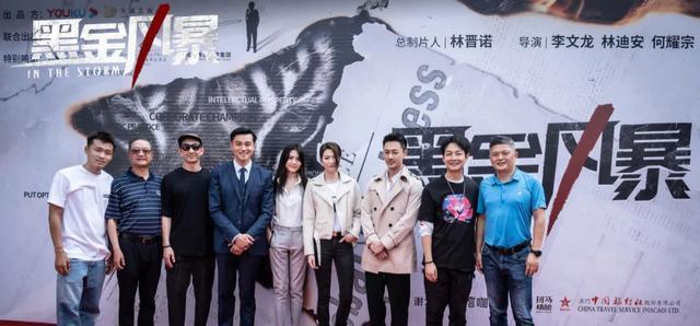 《黑金风暴》主要讲述了重案组高级督察韦景声和香港廉政公署高级调查