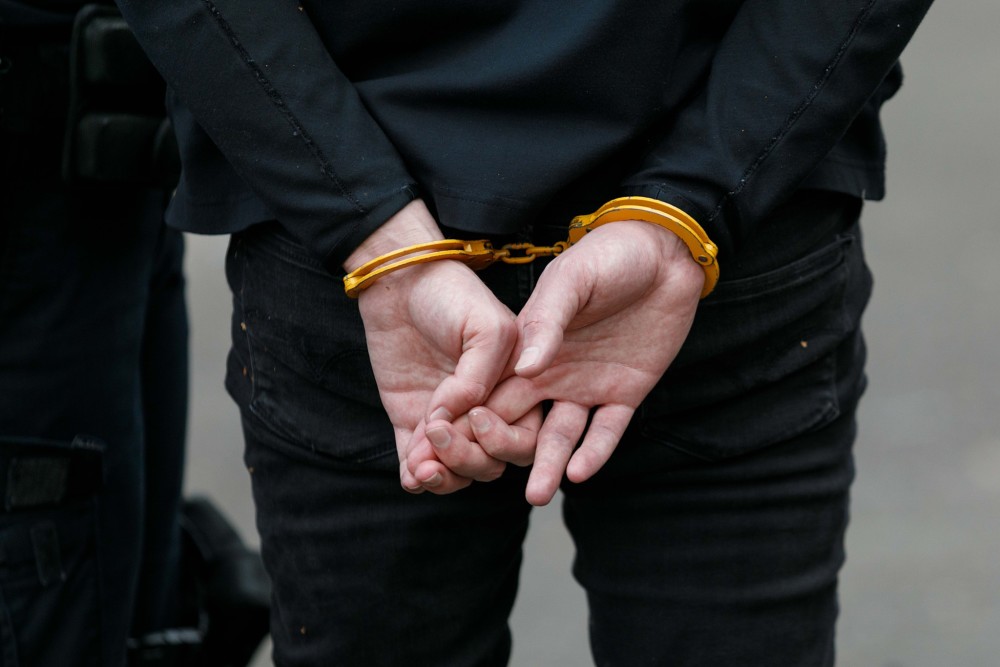 3月31日晚间,金刚玻璃(300093)(下称"金刚玻璃",300093.