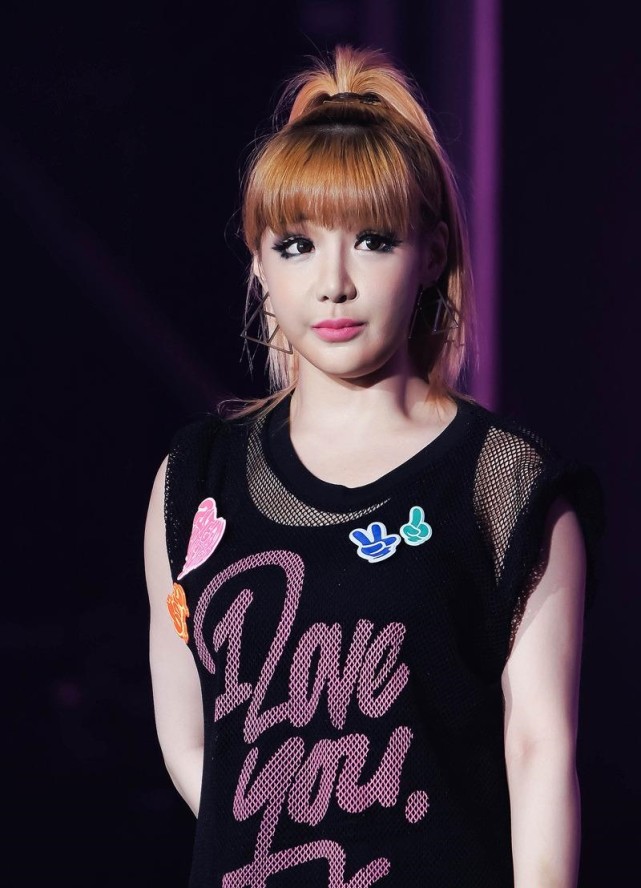 传奇女子组合2ne1的大姐头朴春甩肉成功重磅回归