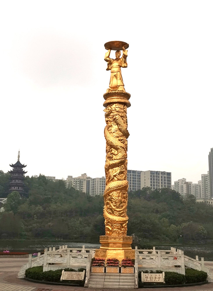 兴龙湖公园,仙人承露龙腾柱仙人手托承宝盘,承接天降滋润万物,造福