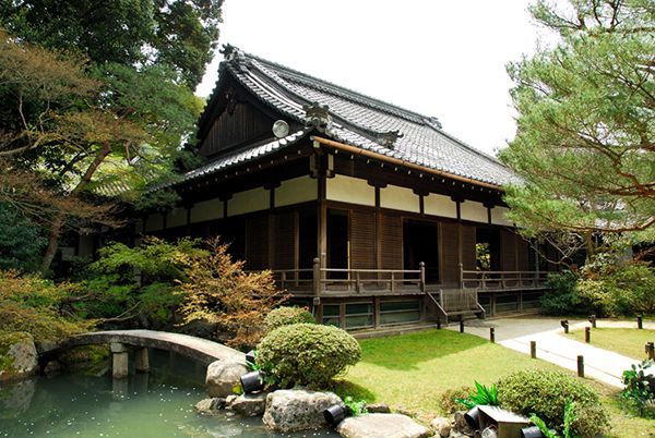 京都的庭园看的也多了.但若要列一个不可错过的名单,青莲院必定入选.