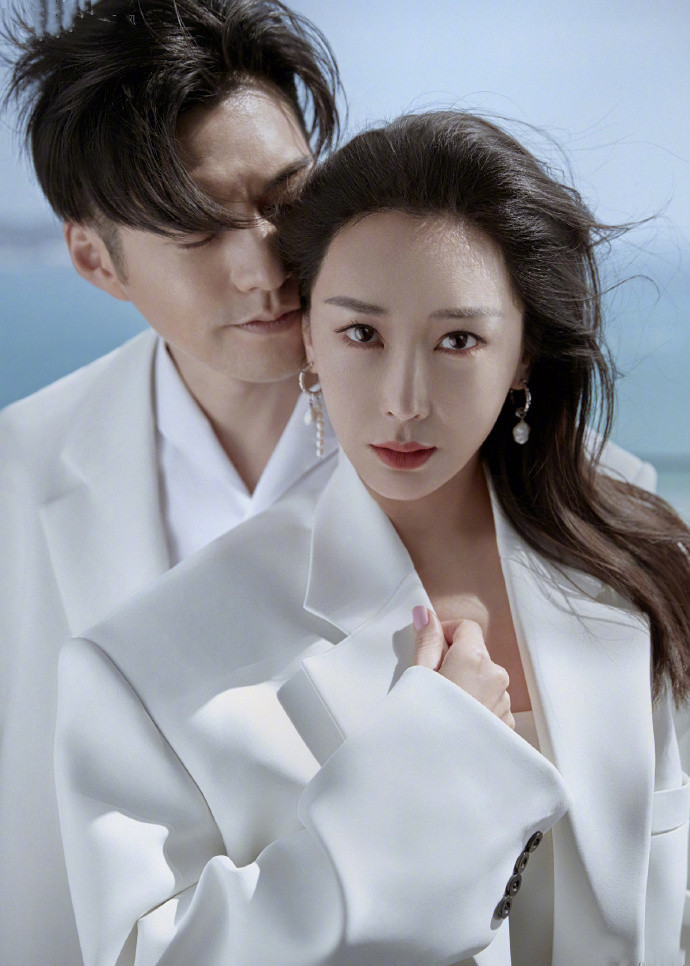 杜若溪严屹宽合体拍大片,同穿白色西装秀恩爱,杜若溪比老公还帅