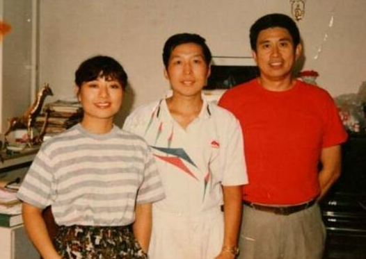 殷秀梅的第一任丈夫是程志,两人在朋友的介绍下相识,在朋友的撮合下