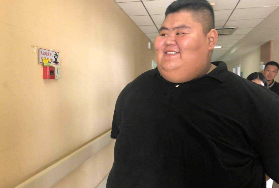 他是中国第一胖子,重668斤,为爱一年减363斤,如今怎么样了