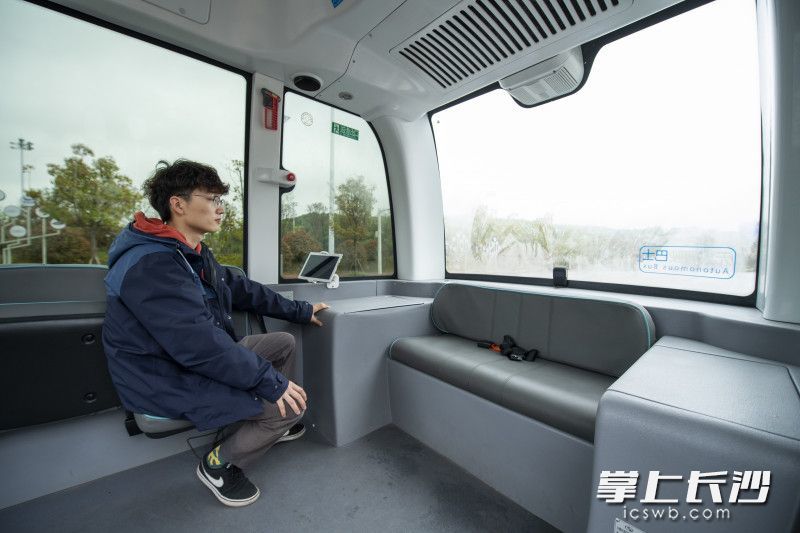 组图没有方向盘无人驾驶巴士阿波龙长沙开放体验