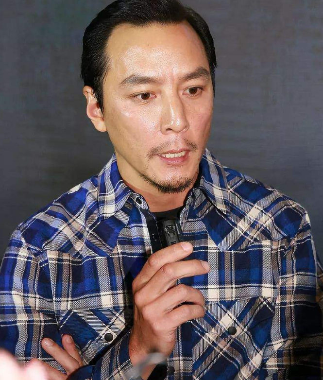 发际线退后,眉毛稀疏,眼袋松弛,似乎在昭示着吴彦祖已经不再是那个