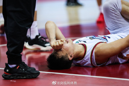 官方杨皓喆左距骨骨挫伤