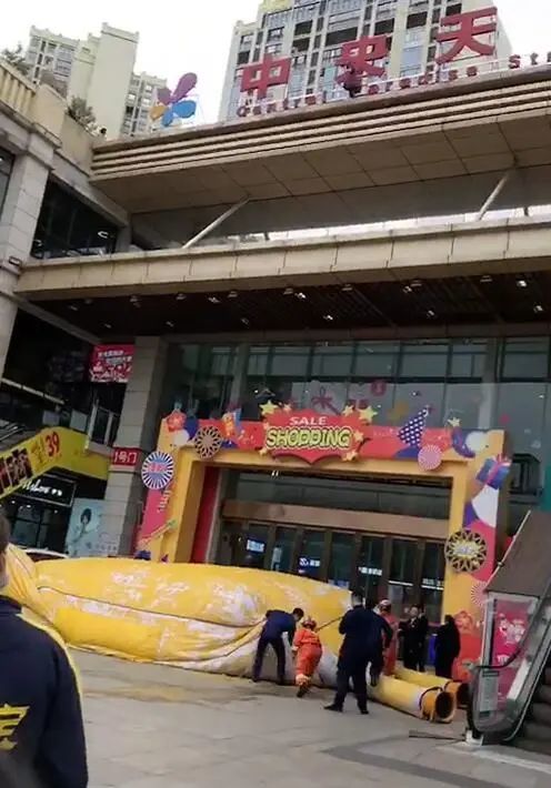 今天下午一点左右,南充阆中市华胥路中央天街的商场招牌处一女子欲