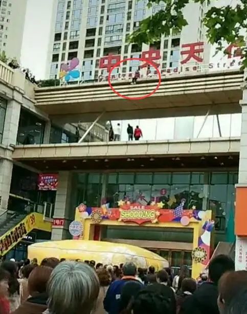 今天下午一点左右,南充阆中市华胥路中央天街的商场招牌处一女子欲