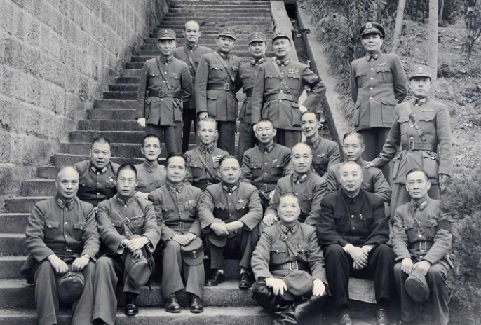 妻子因看了一场戏被他逼疯 同僚送给他的女人 他却珍爱一生 腾讯新闻