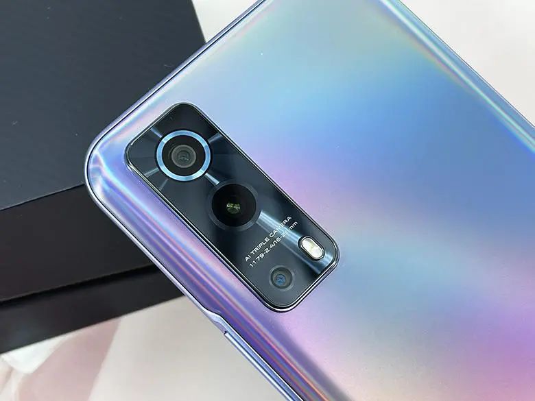 影像方面,iqoo z3采用6400万像素超清主摄 120°超广角镜头 4cm微距