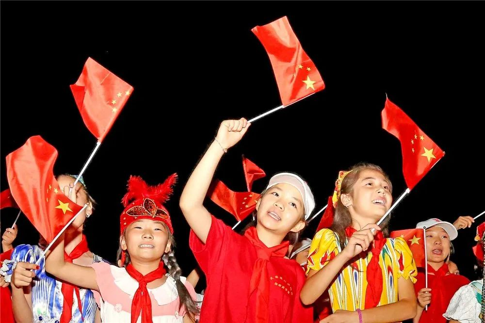 "夏令营各族小朋友同唱一支歌(2014年8月6日摄)《民族团结一家亲》 蔡