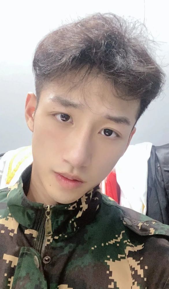 刘楚尧不仅颜值出众,妥妥的小鲜肉,身材还特别健壮