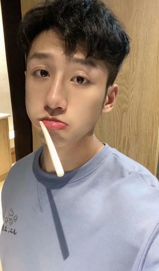 央媒报道网红小伙放弃60万年薪当兵,瞬间翻车秒删原