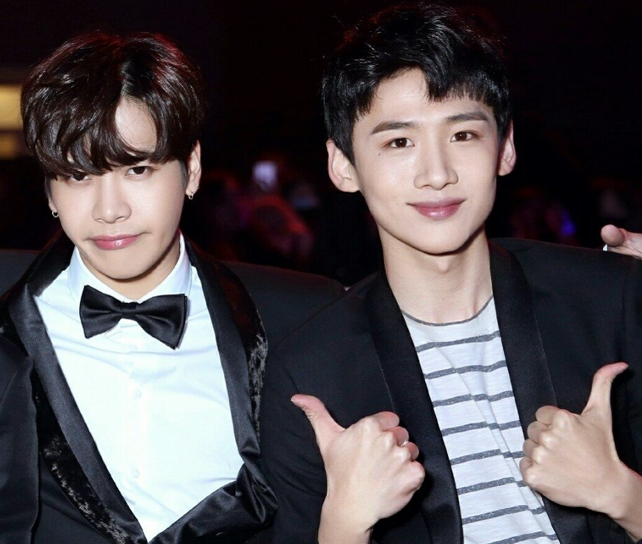 王嘉尔白敬亭塌房时刻,活动现场公开表白,井柏然被彻底踢出群聊