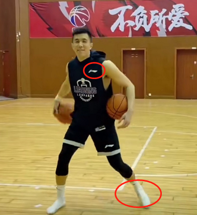 悲哀!郭艾伦发训练视频引球迷热议 李宁的衣服和袜子脚上没穿鞋