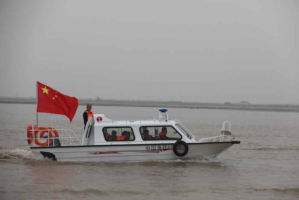 4月1日,渔政执法船在黄河陕西洽川段巡航.