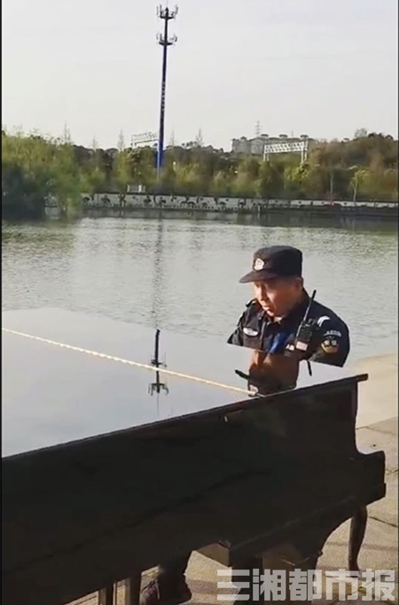 大学湖畔弹钢琴——保安大叔的"浪漫"人生