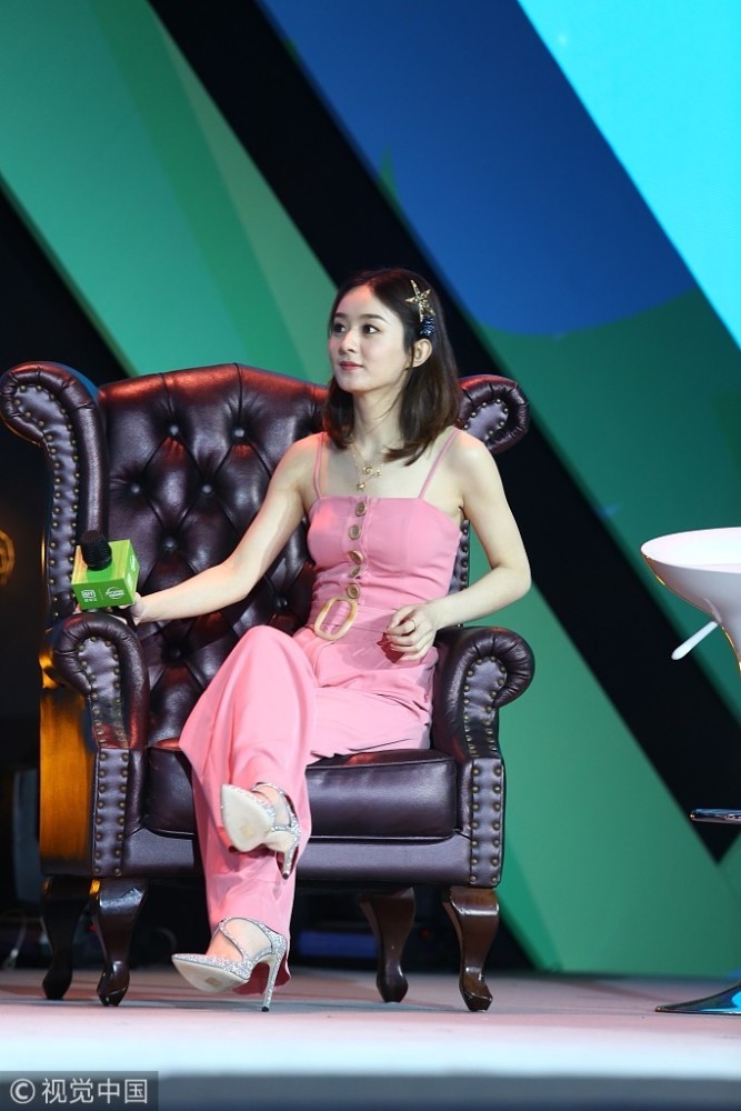 赵丽颖当妈后品味变好,用一条吊带连体裤,轻松解决五五分身材