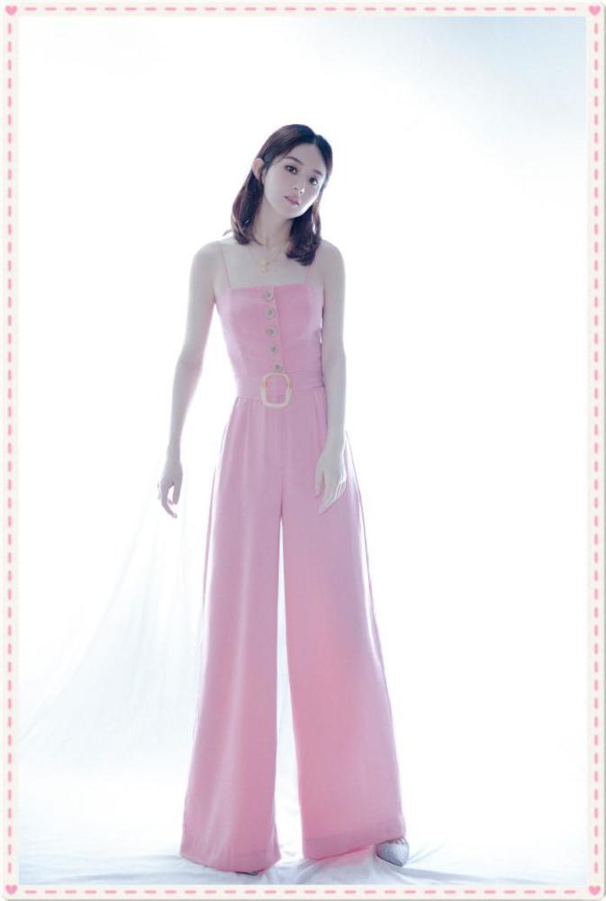 赵丽颖当妈后品味变好,用一条吊带连体裤,轻松解决五五分身材