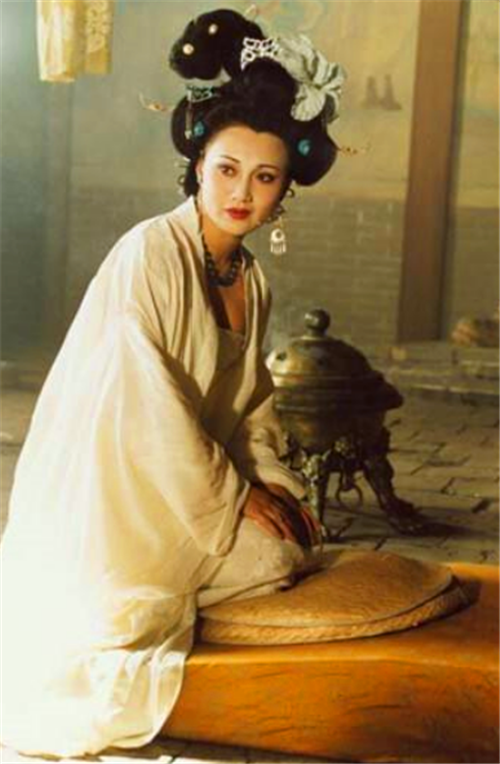 杜甫……结发妻子许氏以及继室宗氏还都是宰相的孙女;才华横溢的李白