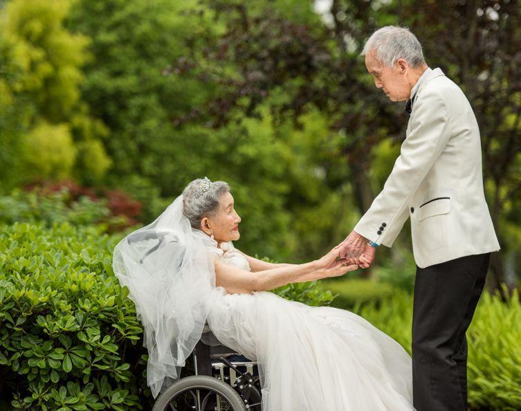 百岁夫妻石头表白依偎一个世纪这才是爱情原本的样子