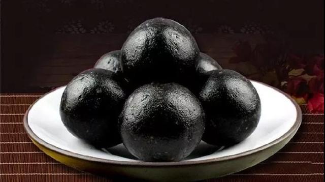 在中国的历史上有很多皇帝吃丹药以求长生不老,他们集天下资源于一身