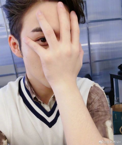 张彬彬晒搞笑自拍照其实我是巴掌脸