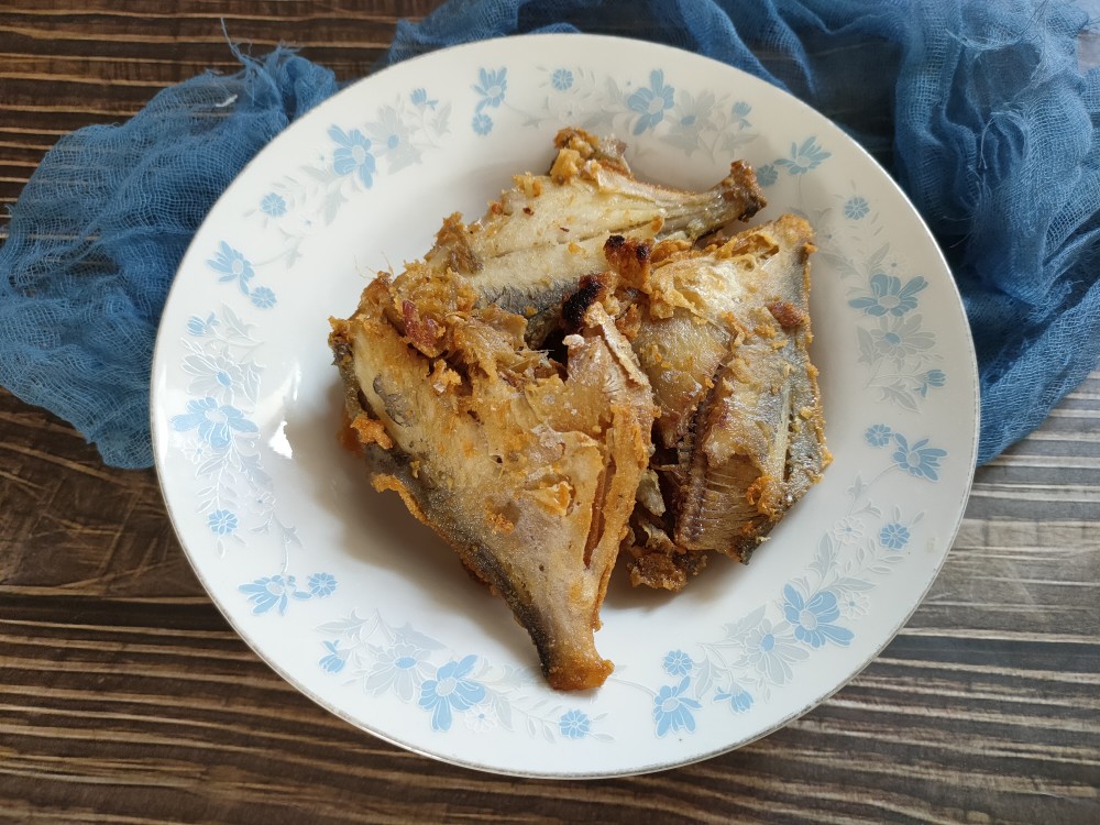 炸鱼时,别再调面糊了,婆婆常用的方法,炸鱼皮薄酥脆