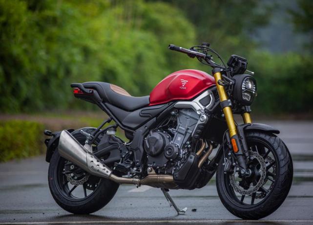 无极500ac中排量复古新标杆配19l容量油箱近35万