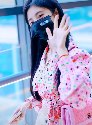 鞠婧祎露面撞衫虞书欣,戴口罩方式又被指"糊弄",两次翻车太难了