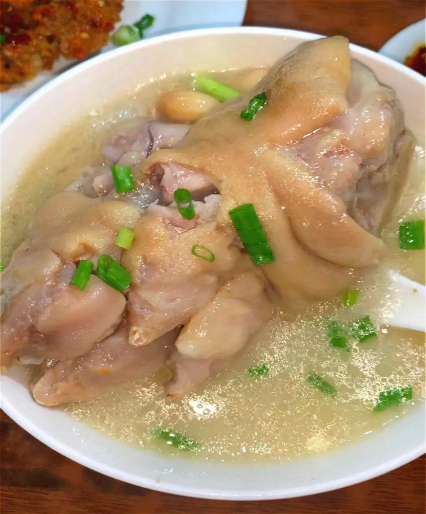 重庆双碑开了35年的老字号蹄花店全是老顾客每人啃一整根