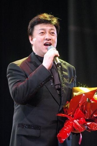 60岁吕继宏罕露面,挺啤酒肚衣服全是褶皱,连登22年春晚仍单身