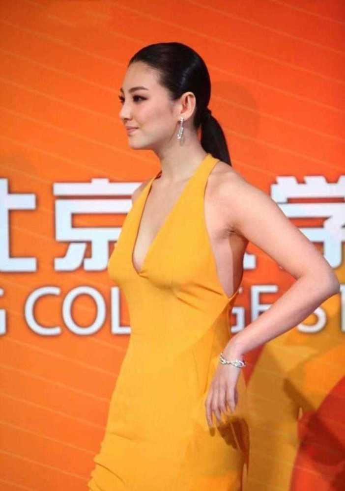 张雨绮身材丰满又敢穿,一袭深v连衣裙走红毯,一点也不怕走光