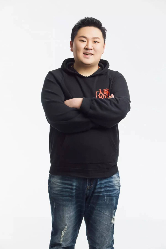 贾玲恋爱了和帅哥又是热聊又是拉手男方和贾玲一样胖