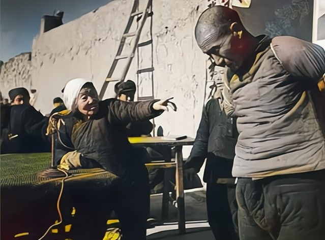 一组1951年真实斗地主场景的老照片!