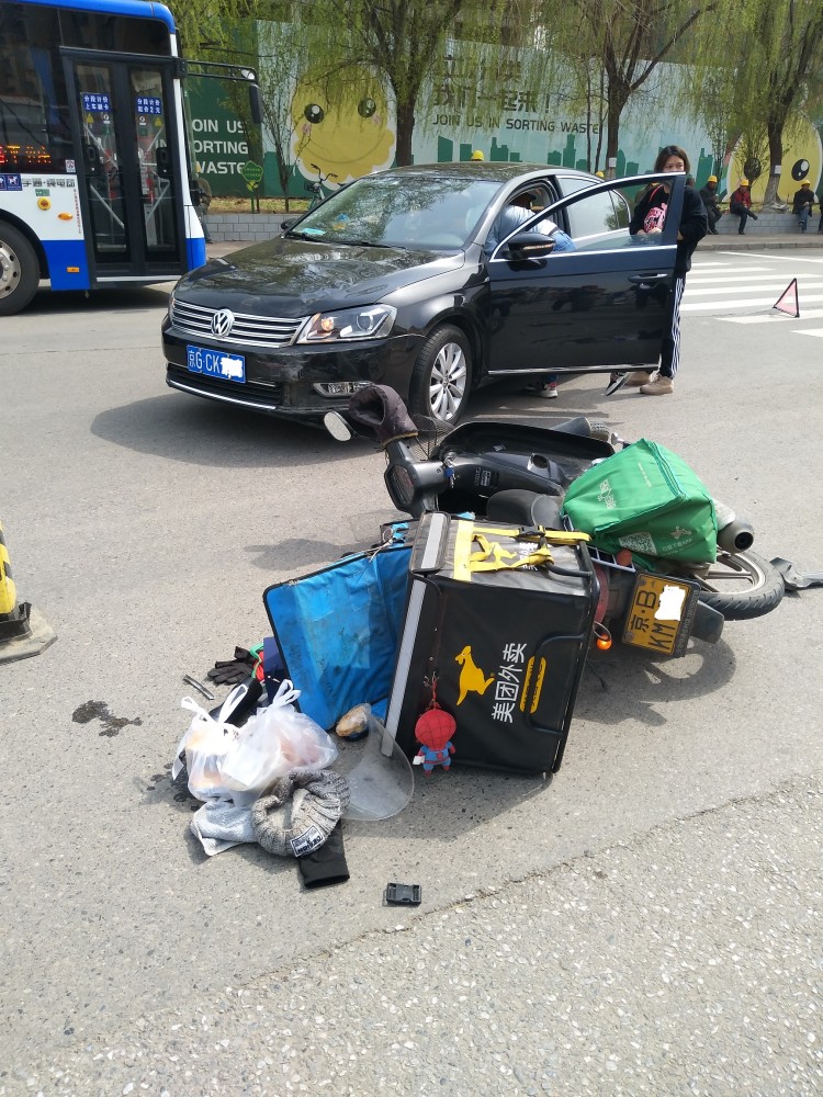 車禍大多發生在十字路口汽車拐彎不讓直行不敢過馬路盼改交規