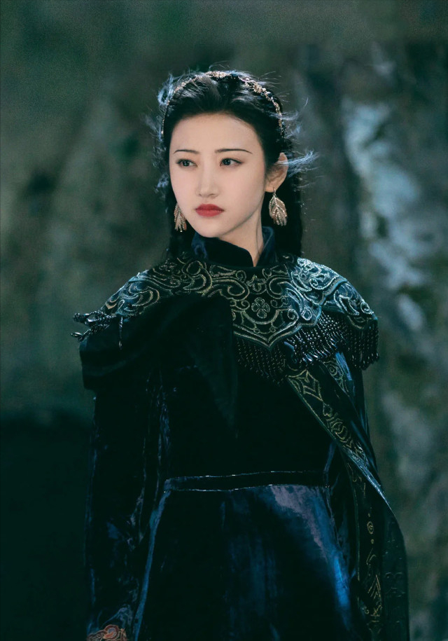 司藤原来是"民国花魁",穿旗袍配细眉妆,曼妙动人成国货迷