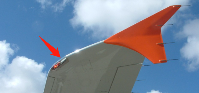 后来的鲨鱼鳍小翼为飞机节约了燃油,却妨碍了频闪灯的工作.