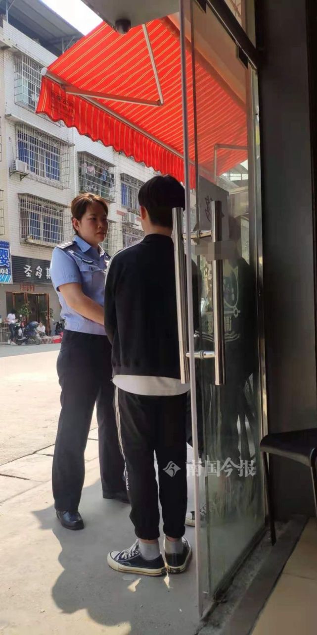 3月31日上午,柳州市公安局太阳村派出所民警耐心沟通,两个孩子答应好