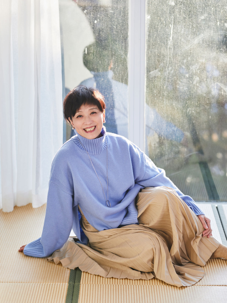 50岁的女人穿衣不一定要黑白灰掌握这两组配色时髦又减龄